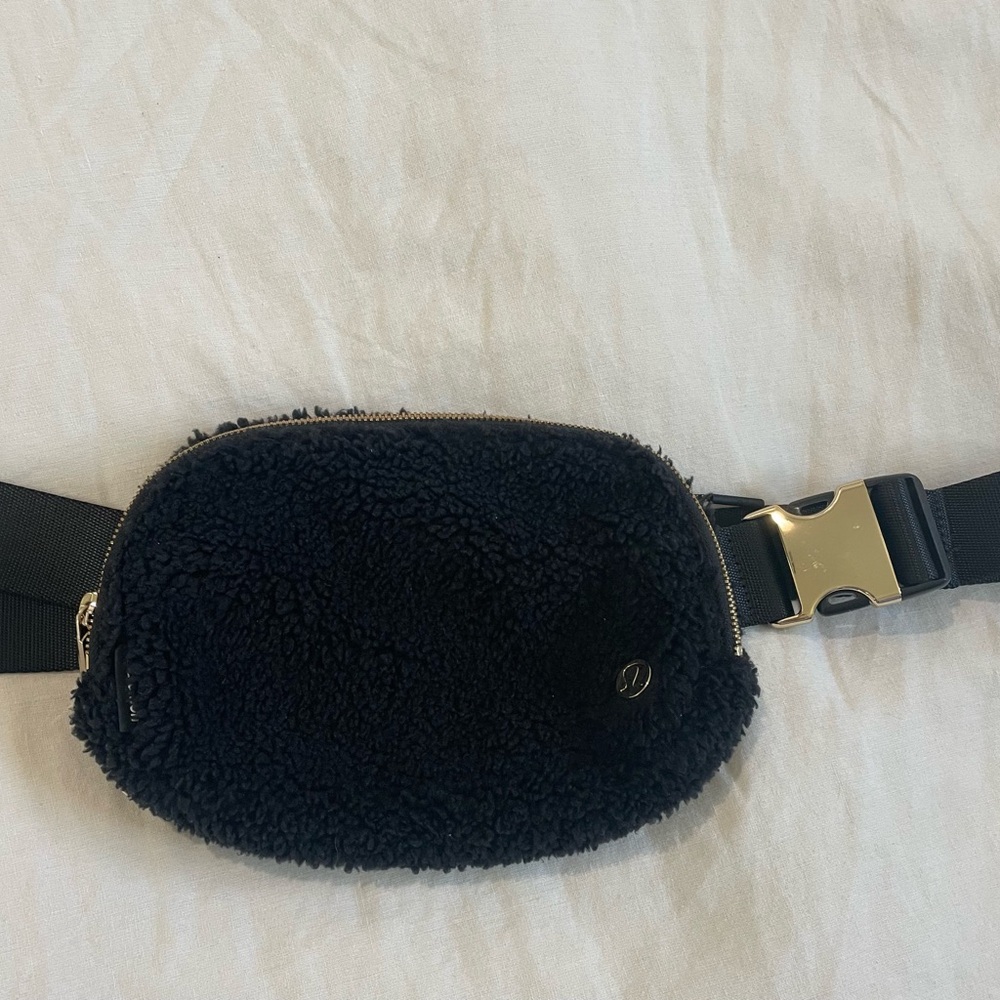 Lululemon Sherpa Belt Bag - Picture 4 of 6